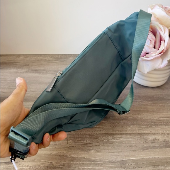 ❤️❤️❤️BWNT ALO Yoga Winter Ivy Crossbody Bag GREAT VDAY Gift ❤️❤️❤️ - Picture 4 of 8